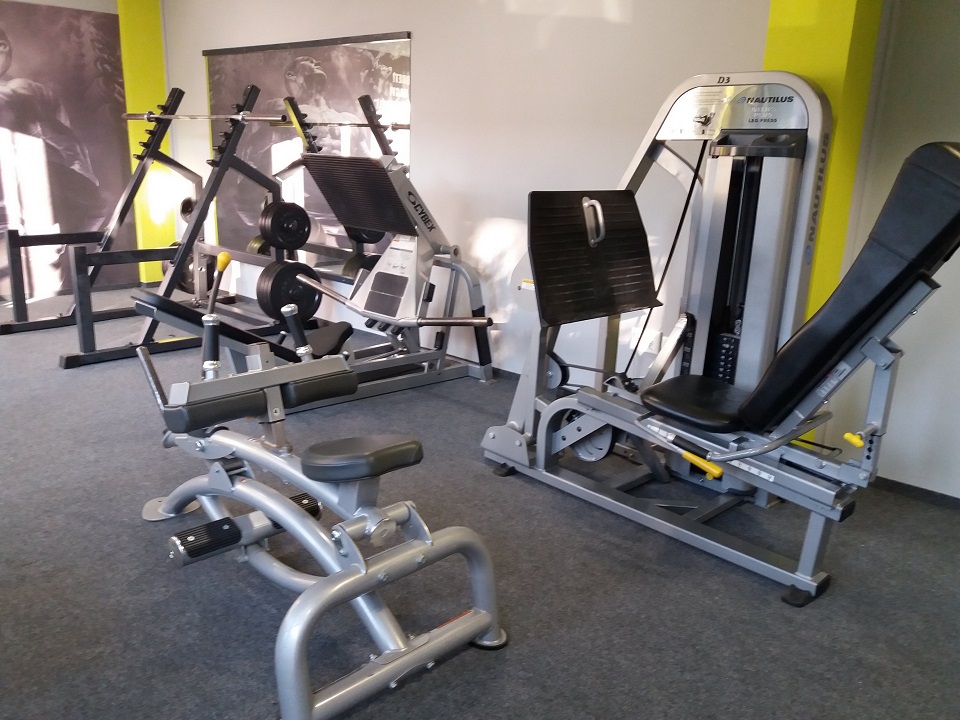 Erősítő gépek az Elite Fitnessben